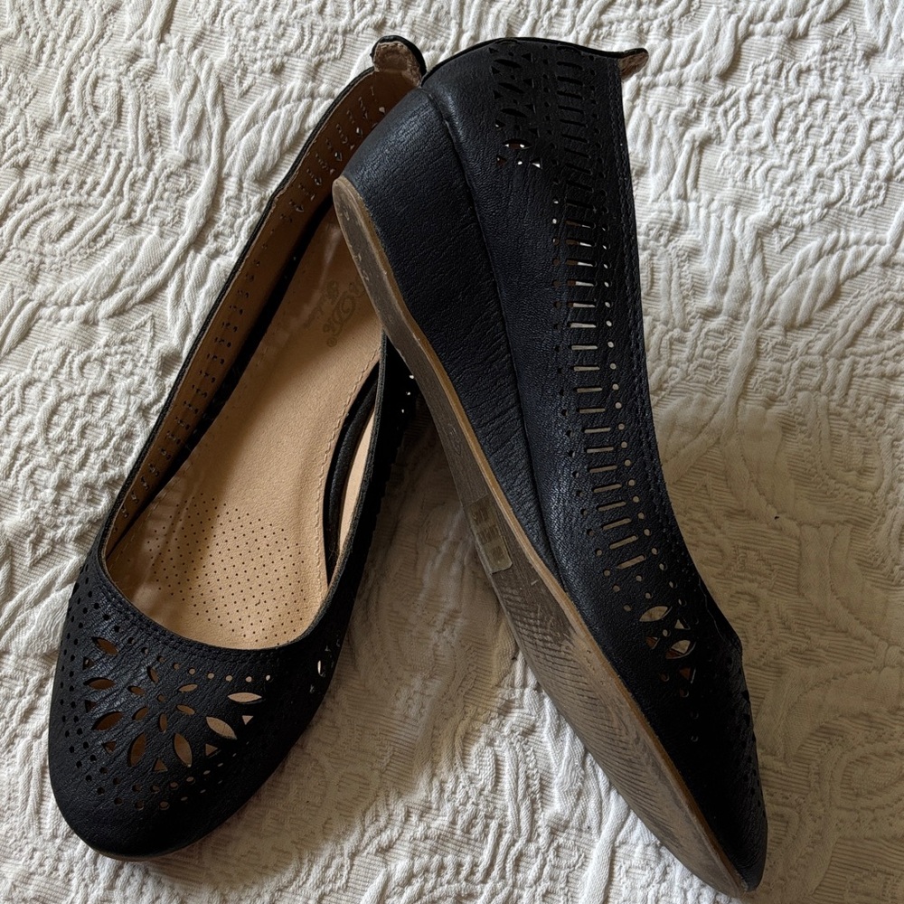 CUTE! 🥿 BLACK CUTOUT FAUX LEATHER LOW-WEDGE SHOES